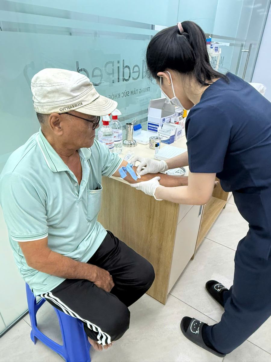 Điều dưỡng lấy máu cho người lớn tuổi